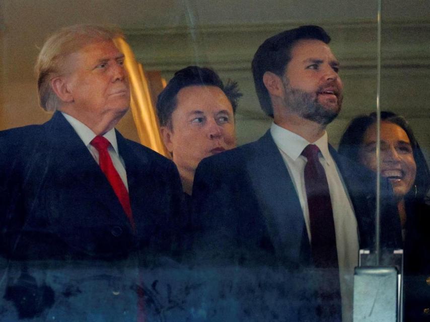 Donald Trump, JD Vance y Elon Musk, en el partido de fútbol americano Army-Navy, en Landover, Maryland, hace un año.