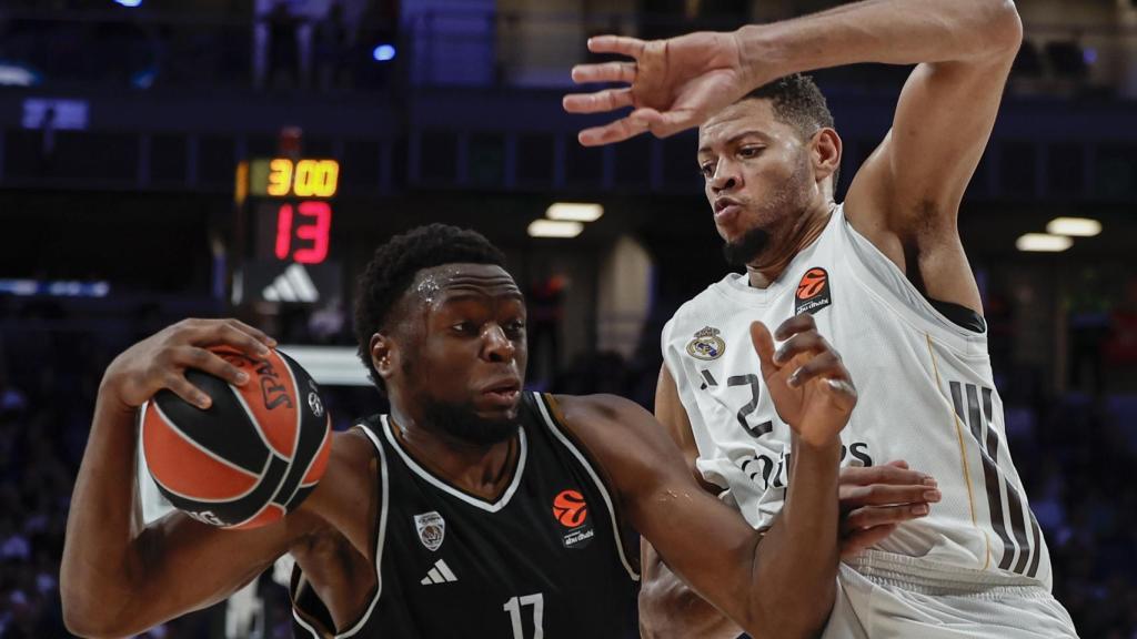 Tavares defiende a Kabengele.