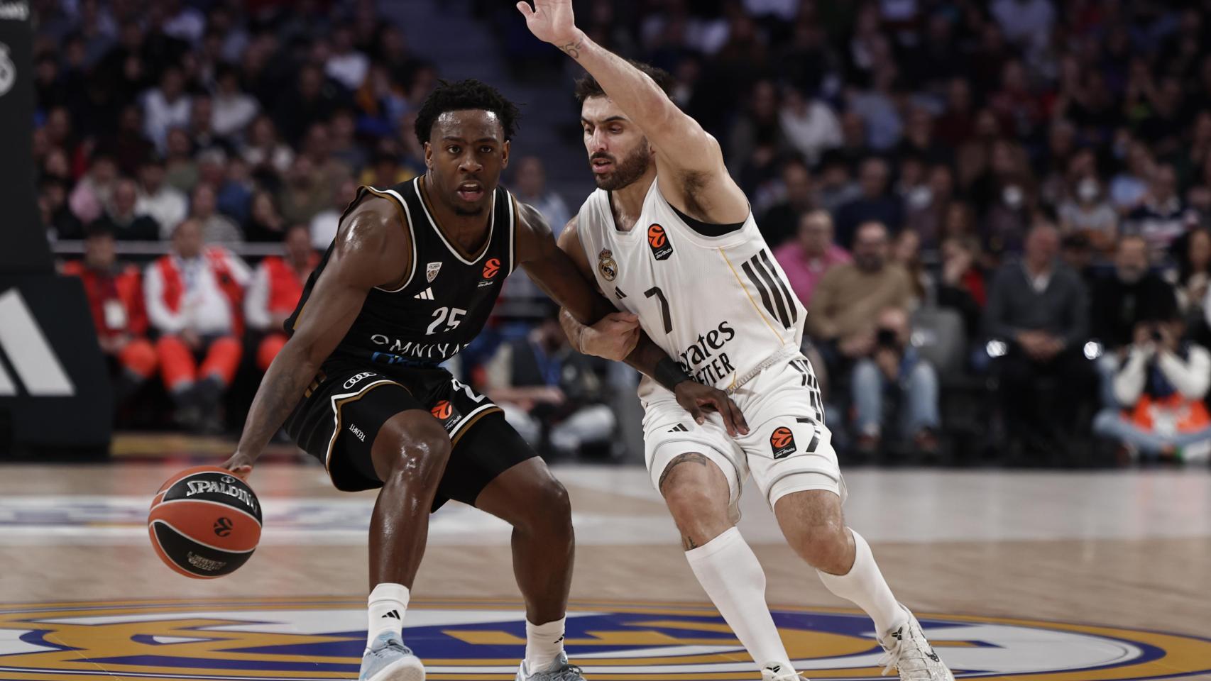 Campazzo defiende a McKinley Wright.