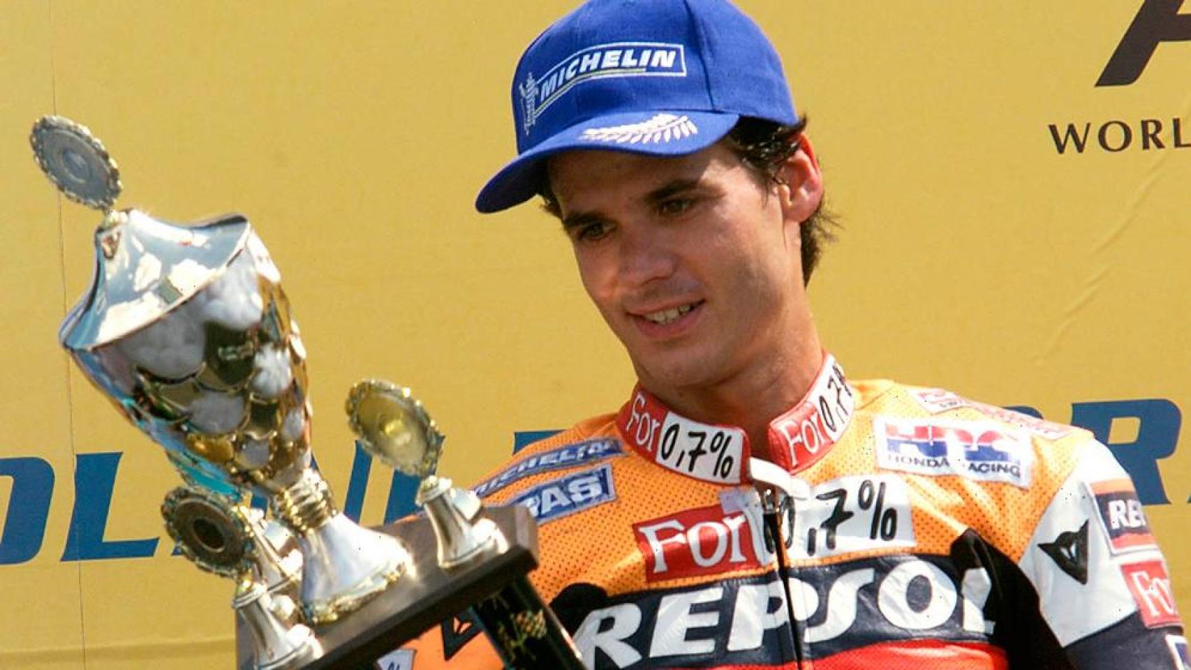 Àlex Crivillé celebra un podio con Repsol Honda.