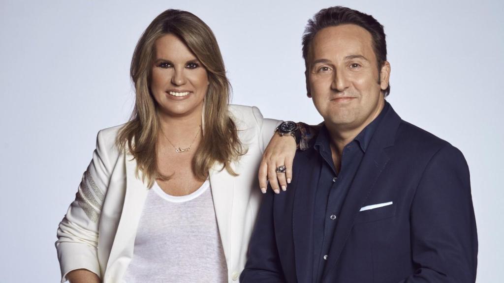 Os apresentadores Iker Jimenez e Carmen Porter na pose oficial da Mediaset.