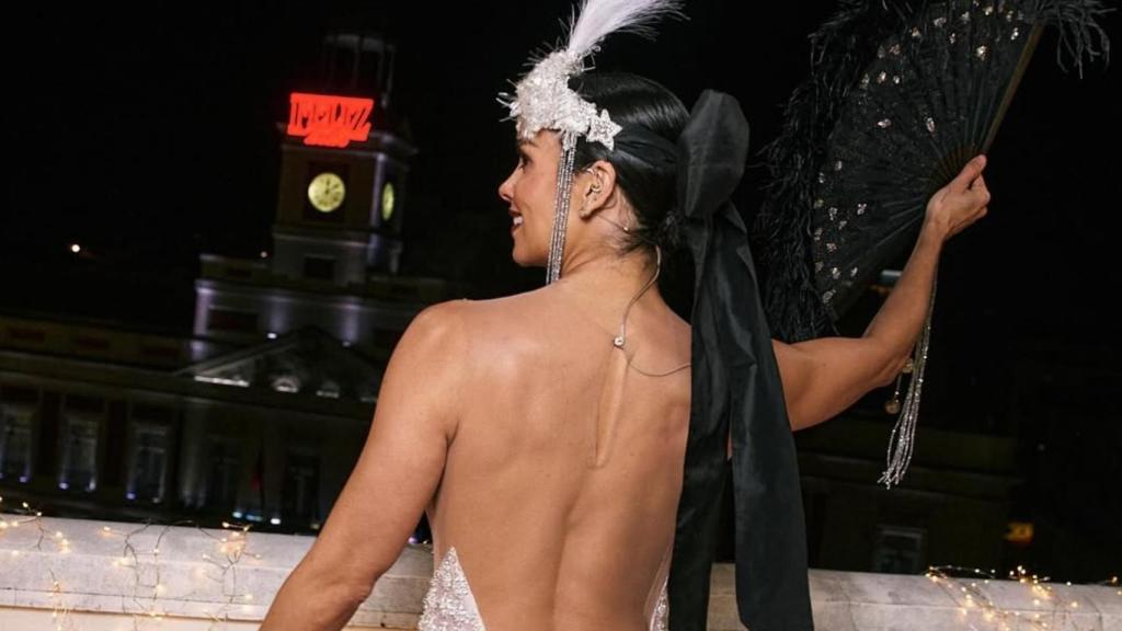 Cristina Pedroche muestra su espalda en el balcón de la Puerta del Sol.