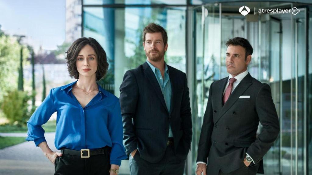 Elena Rivera, Manu Baqueiro y Miquel Fernández protagonizan 'Perdiendo el juicio'.