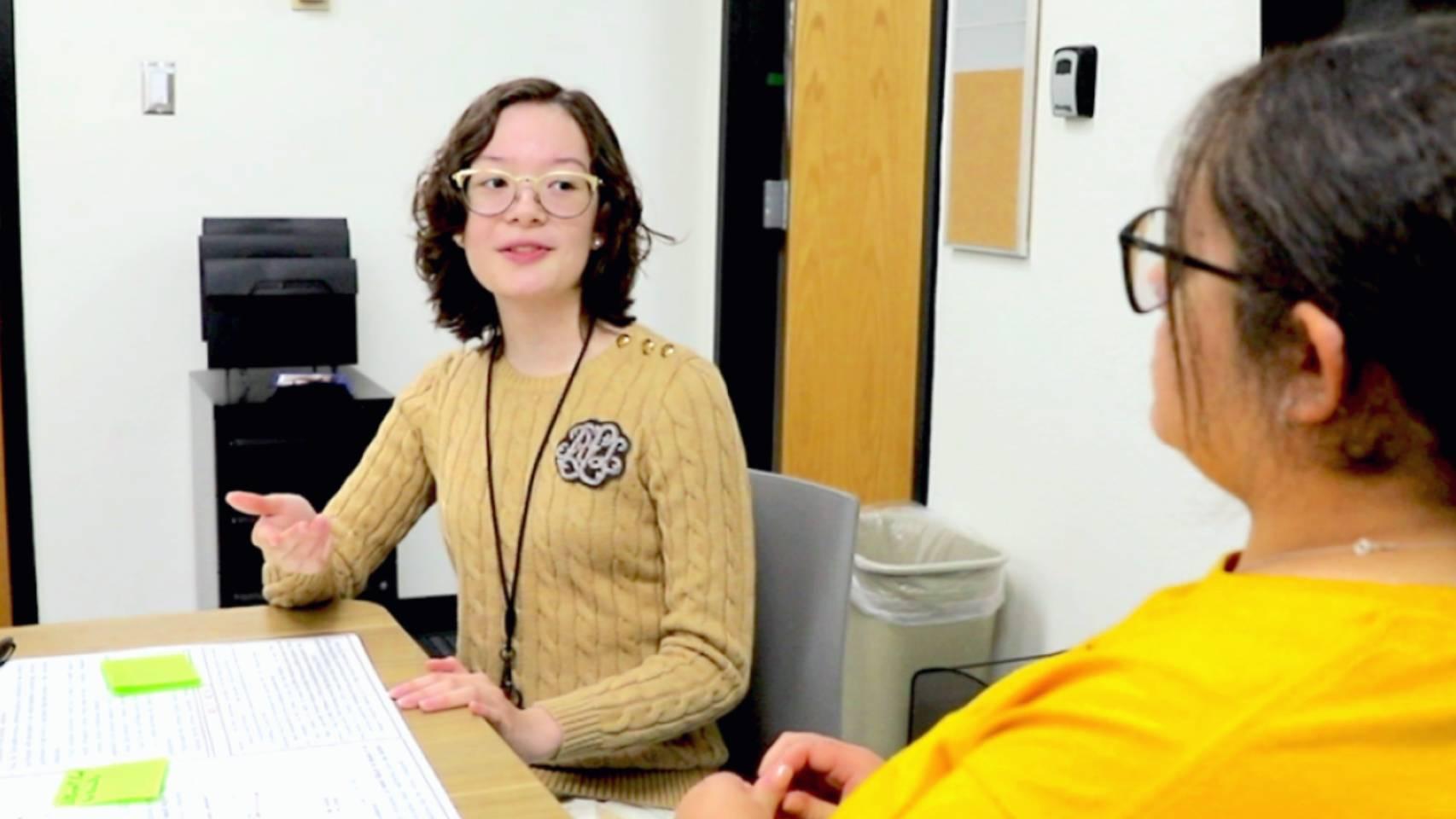 Abigal Zagala habla sobre los trabajos que tiene a lo largo del curso con una compañera.