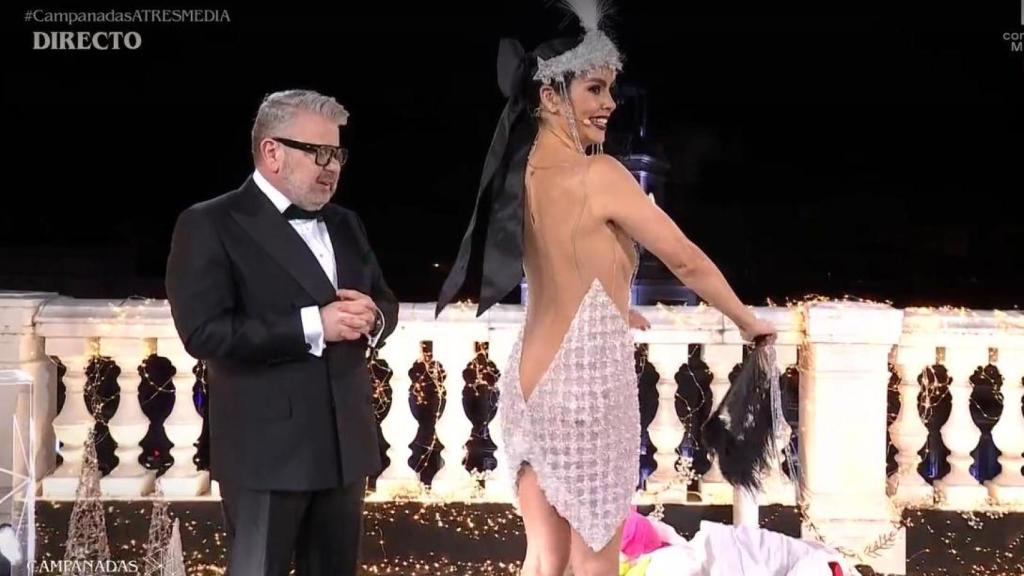 Cristina Pedroche enseña su vestido de las Campanadas 2024 ante la mirada de Chicote.
