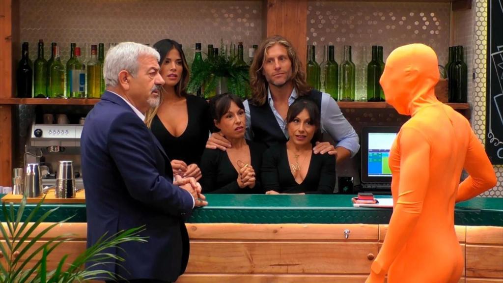 Carlos Sobera y el resto del staff de 'First Dates' reciben a un extraño soltero.