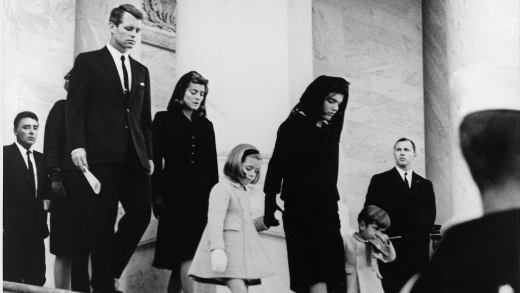 Caroline Kennedy junto a su madre en el funeral de su padre.