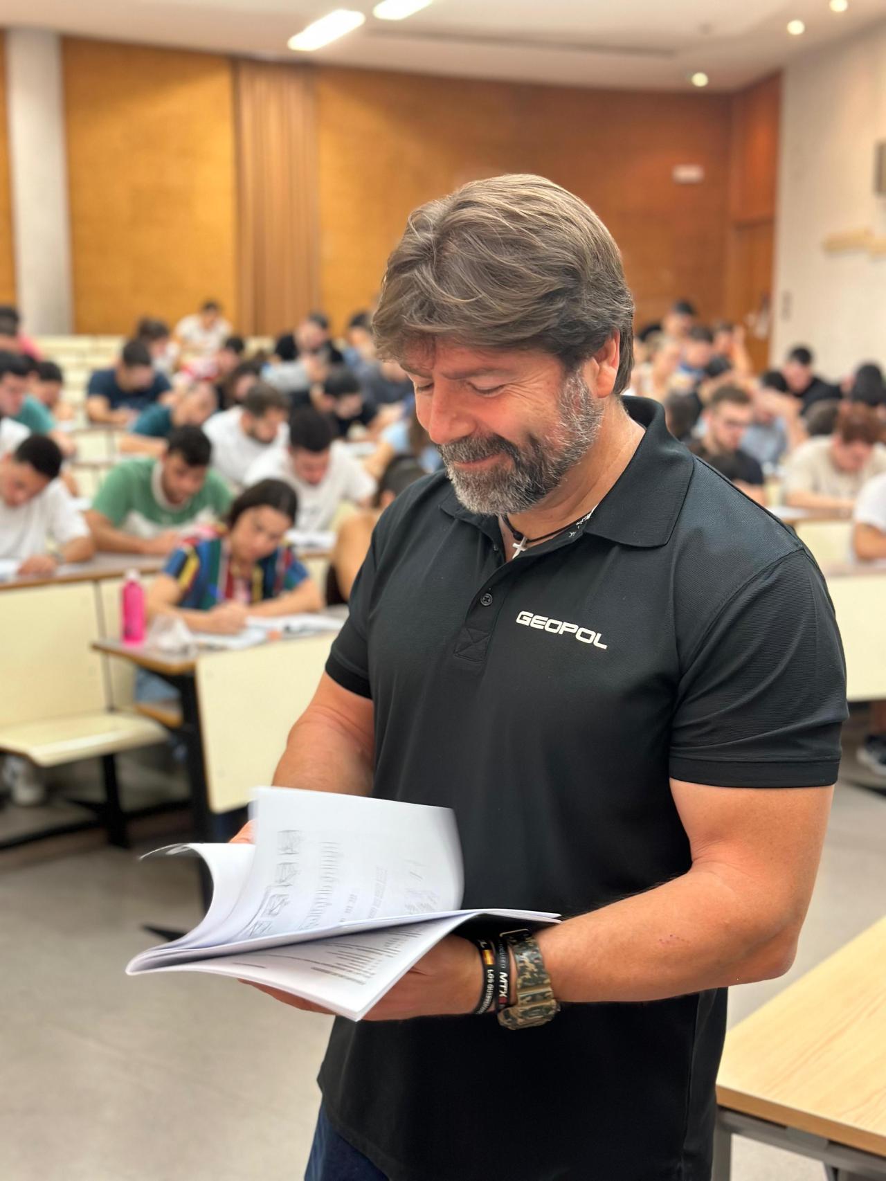 Arderius en una de las clases de la academia.