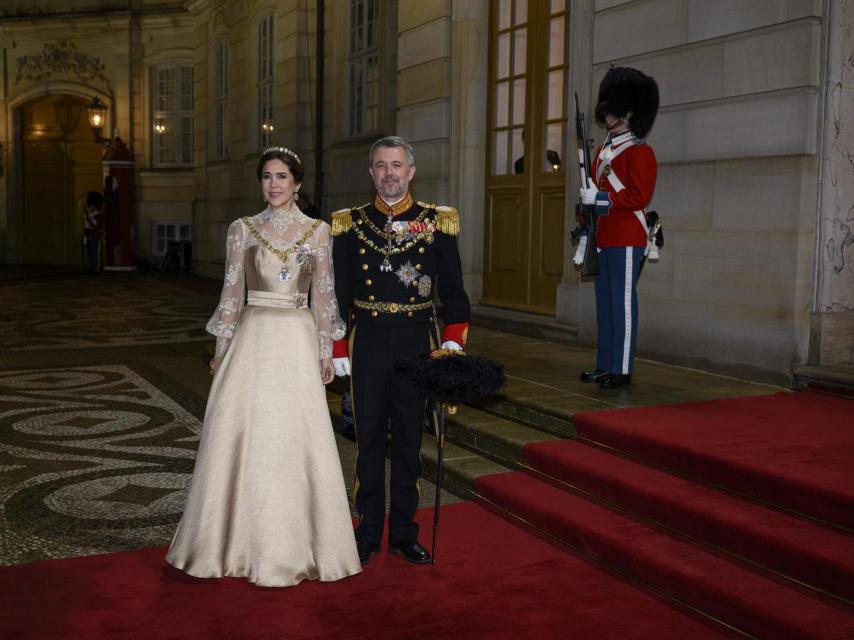 Los Reyes posan a las puertas de palacio.