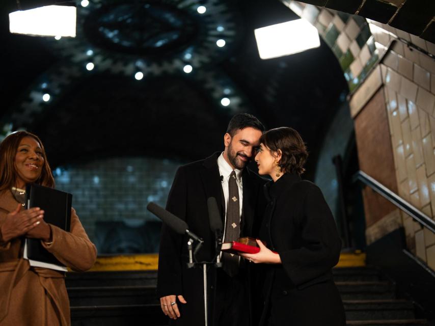 Zohran Mamdani junto a su mujer en la toma de investidura para la alcaldía.