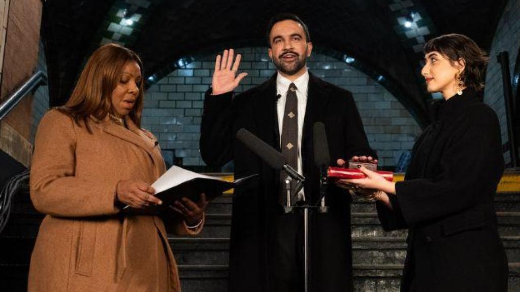 En el centro, Zohran Mamdani y Rama Duwaji en el acto de investidura para la alcaldía de Nueva York; a la derecha, las botas de la firma española que vistió la primera dama; a la izquierda, Laura Villasenin, fundadora de la firma española de zapatos.