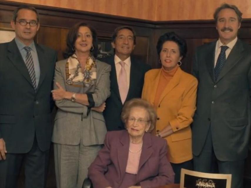 Carmen Echevarría junto a sus cinco hijos.
