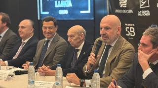 El presidente de la Junta de Andalucía, Juanma Moreno, el presidente del Ateneo de Sevilla, Emilio Boja y el delegado de Fiestas Mayores del Ayuntamiento de Sevilla, Manuel Alés.