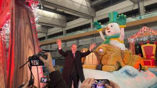 Abel Caballero visita las carrozas de la Cabalgata de Reyes de este 2026.