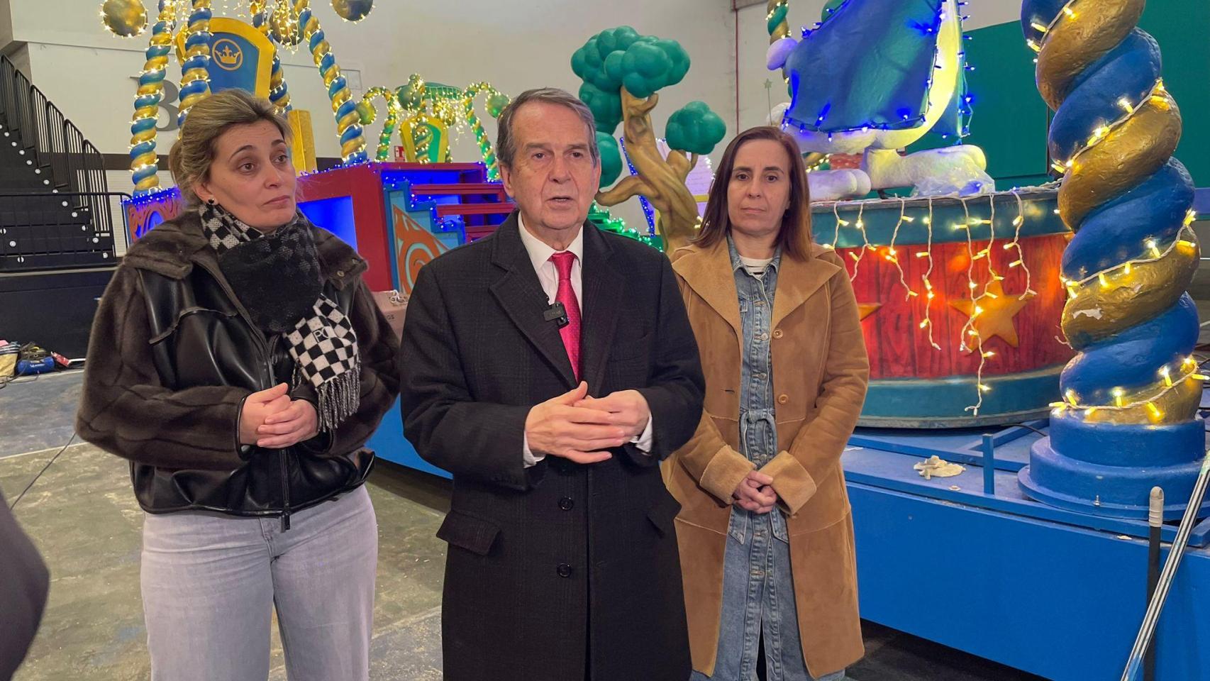 Abel Caballero visita las carrozas de la Cabalgata de Reyes de 2026.