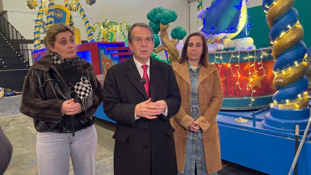 Abel Caballero visita las carrozas de la Cabalgata de Reyes de 2026.