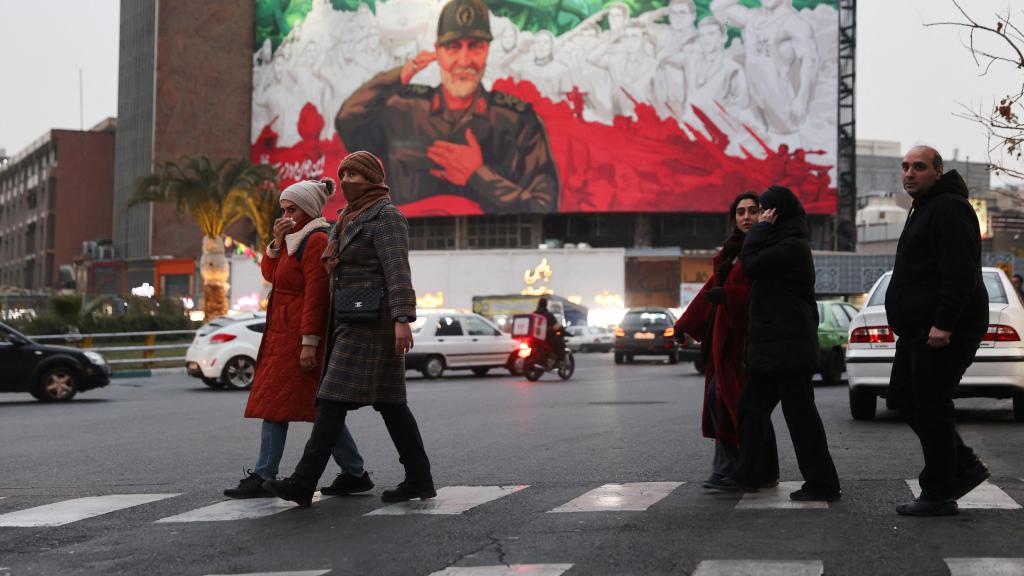 La gente camina por una calle mientras estallan protestas en Teherán, Irán, el 2 de enero de 2026.