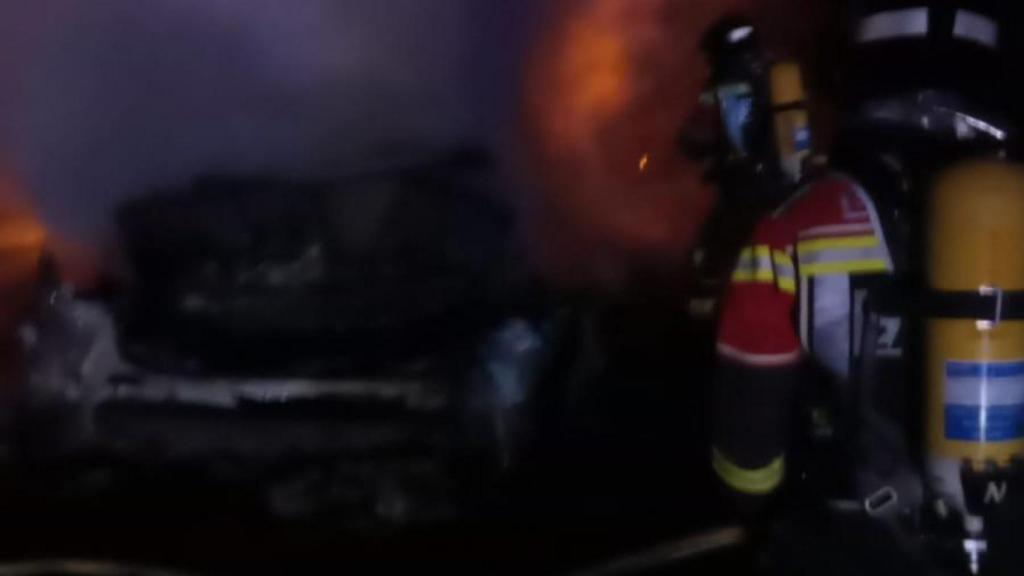 Intervención de los bomberos en el incendio del vehículo en la A-52.
