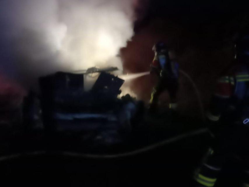 Los bomberos sofocan las llamas del turismo.