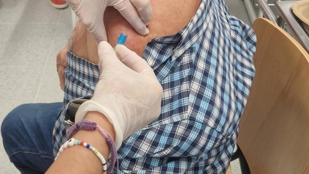Imagen de un hombre mayor vacunándose.