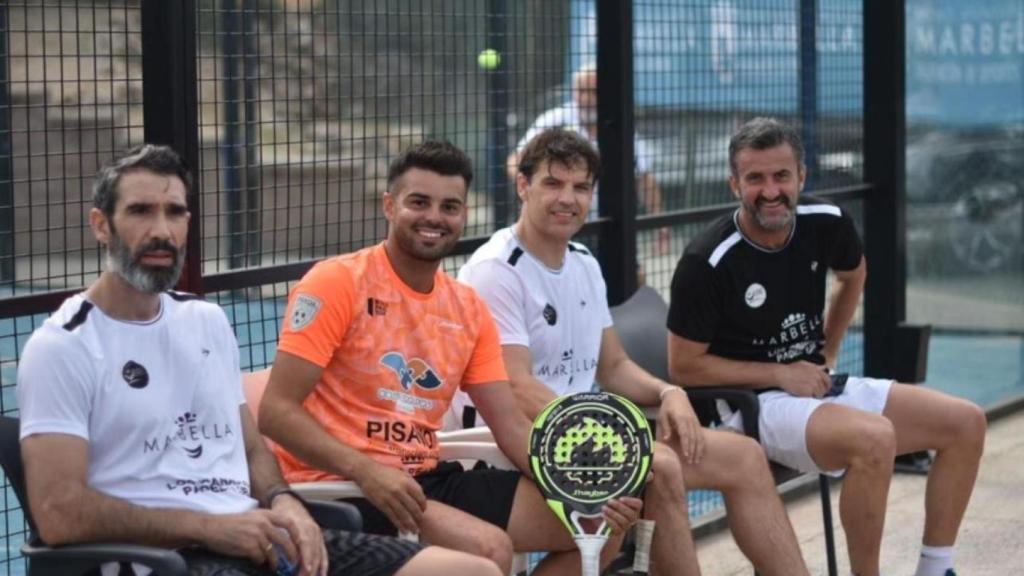 José Bernal, con varios exfutbolistas en el World Padel Soccer