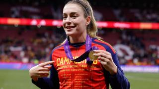 Alexia Putellas posa con la medalla de Campeona Femenina de la Nations League