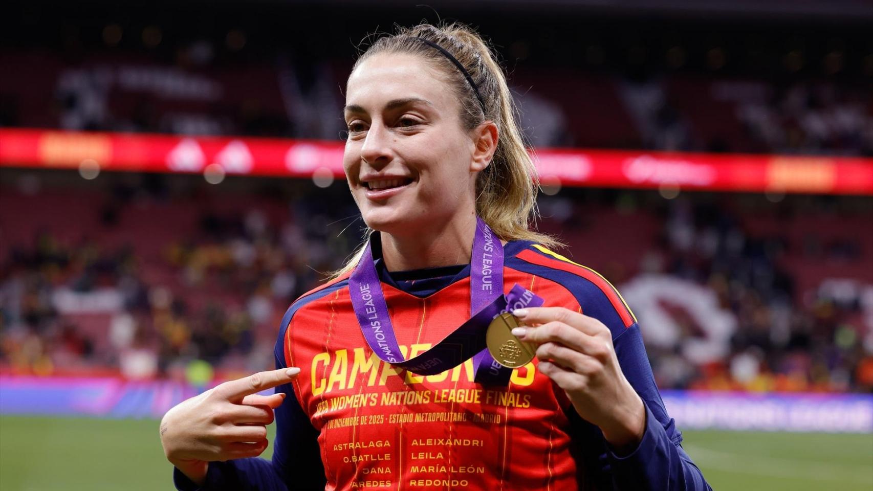 Alexia Putellas posa con la medalla de campeonas de la Nations League femenina