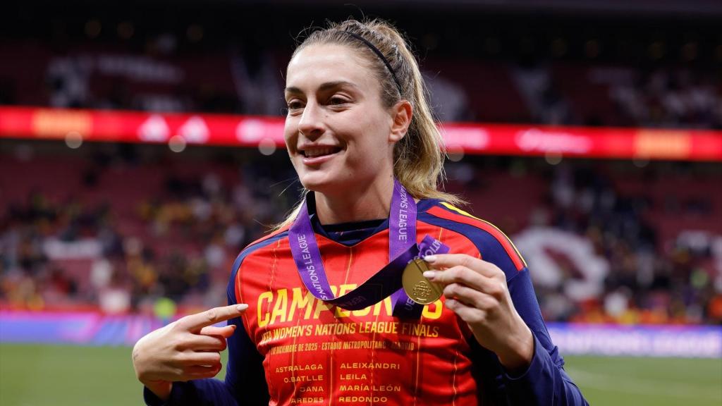 Alexia Putellas posa con la medalla de campeonas de la Nations League femenina