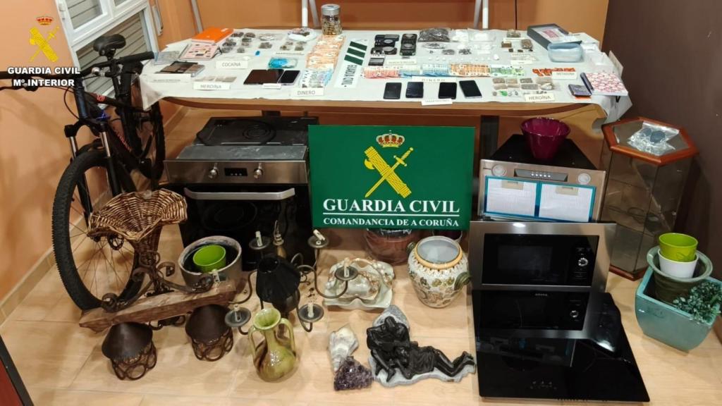 Efectivos incautados en una operación antidroga en Boiro.