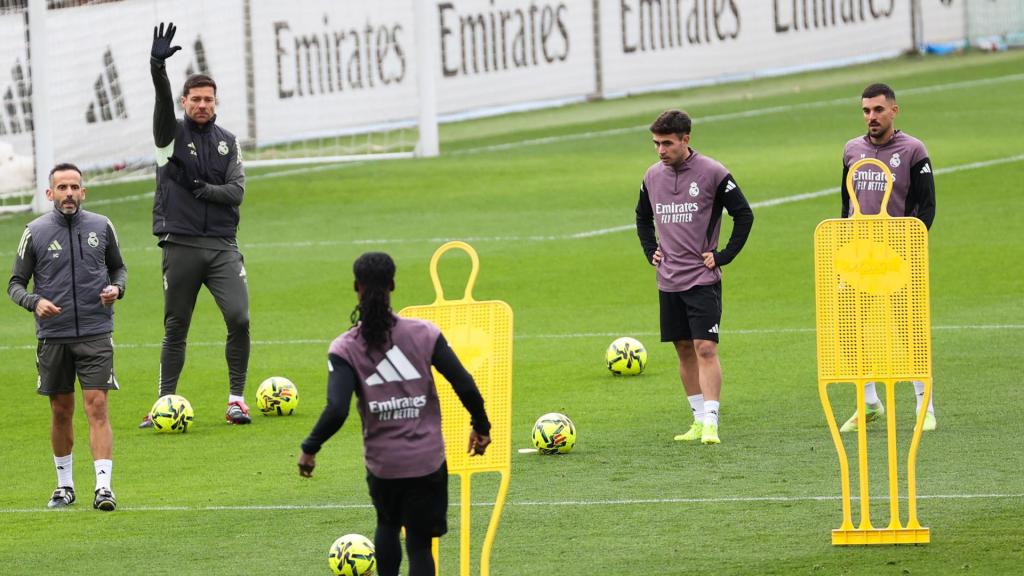 Xabi Alonso, con la mano levantada, durante el entrenamiento de este sábado del Real Madrid