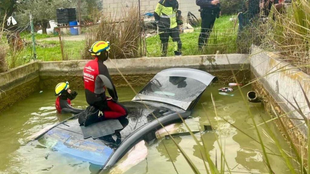 Un vehículo cae a una alberca en Estepona sin causar heridos
