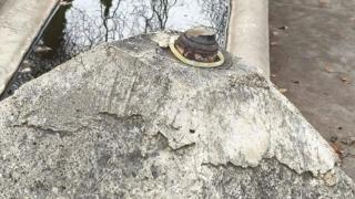 Los vecinos de Collados (Cuenca) indignados por el robo de la piña bicentenaria de la fuente del pueblo