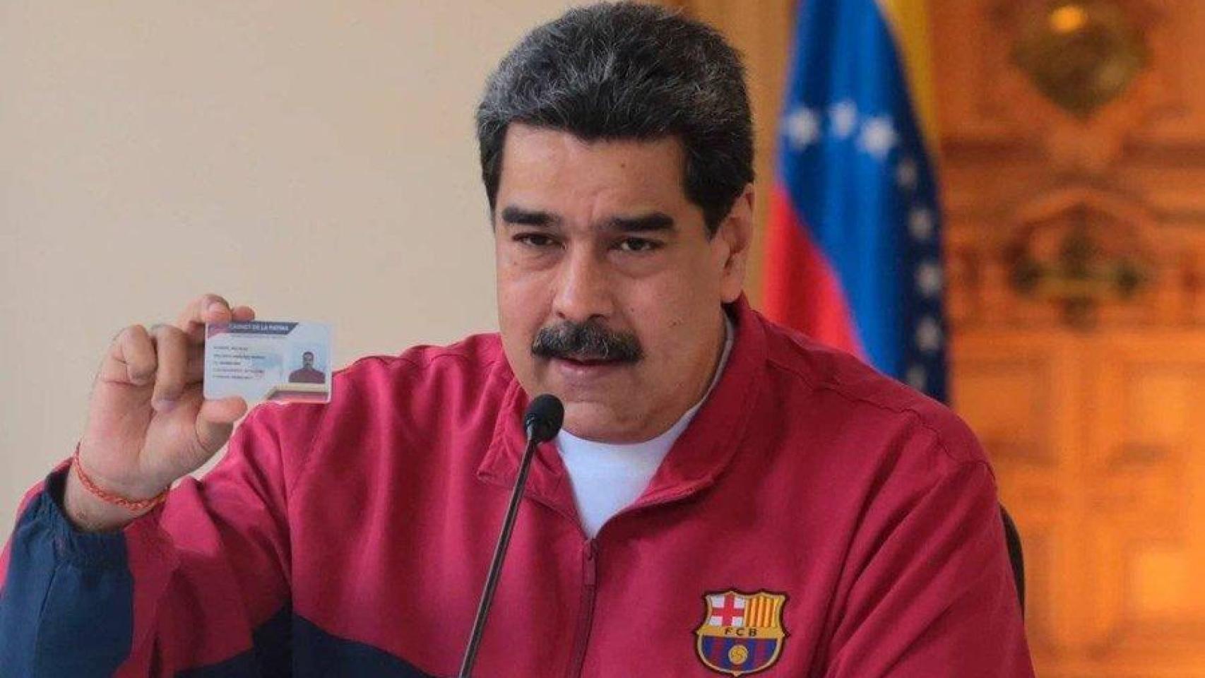 Nicolás Maduro, durante un acto en 2020 vistiendo una chaqueta del FC Barcelona.