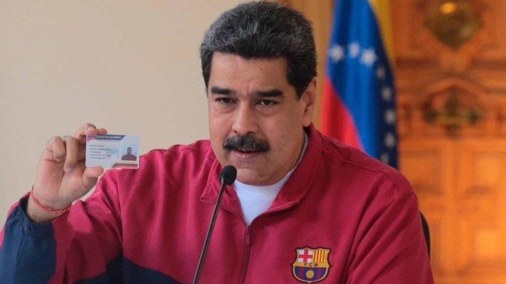 Nicolás Maduro, durante un acto en 2020 vistiendo una chaqueta del FC Barcelona.