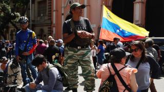 Simpatizantes del oficialismo participan en una manifestación en inmediaciones del Palacio de Miraflores este sábado, en Caracas (Venezuela).