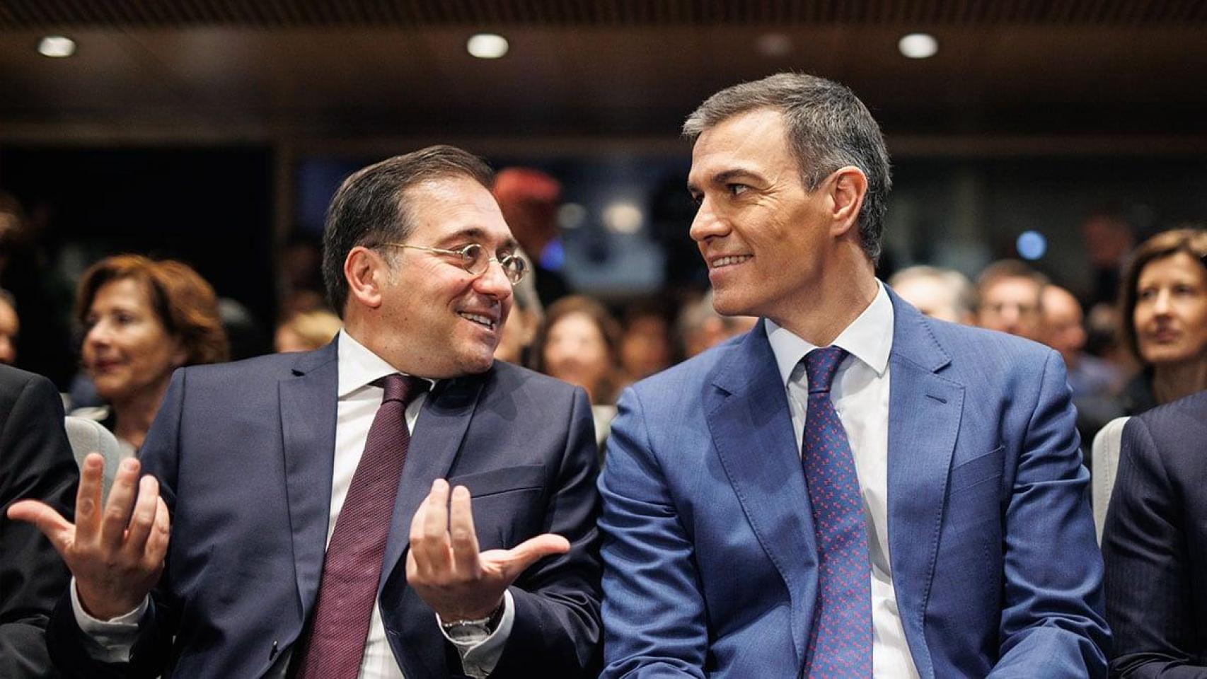 El ministro José Manuel Albares y el presidente Pedro Sánchez.