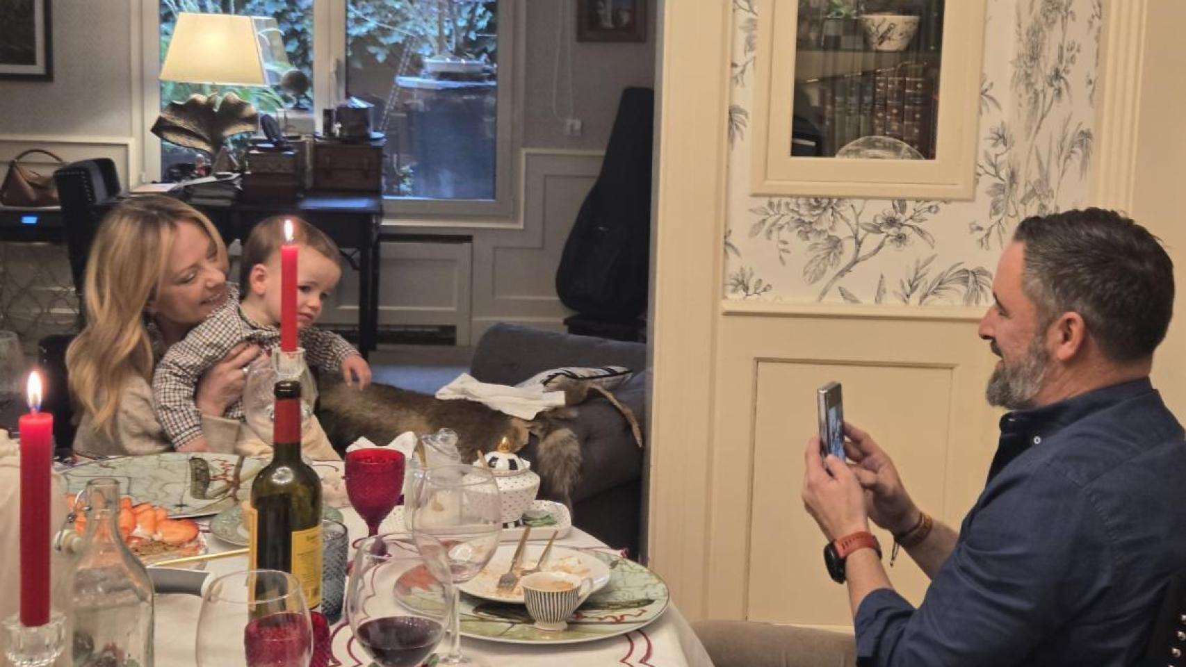 Giorgia Meloni sujeta en brazos a uno de los hijos de Abascal, esta Navidad en casa del líder de Vox en Madrid.