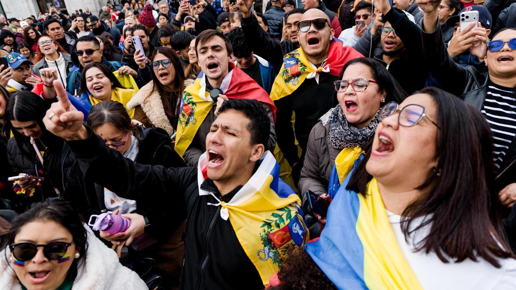 Decenas de venezolanos celebran la caída del régimen de Maduro, en la Puerta del Sol