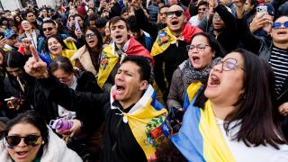 Decenas de venezolanos celebran la caída del régimen de Maduro, en la Puerta del Sol