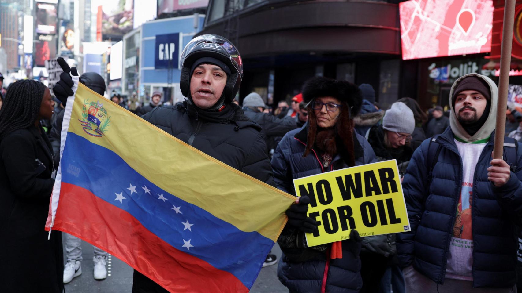 Varias personas se manifiestan contra los ataques estadounidenses a Venezuela y la captura del presidente venezolano Nicolás Maduro, durante una manifestación contra la guerra en Times Square en Nueva York (EEUU).