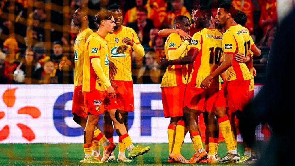 Los jugadores del Lens celebran un gol.