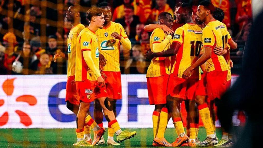 Los jugadores del Lens celebran un gol.