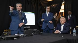 Donald Trump junto a Pete Hegseth, secretario de Defensa, y John Ratcliffe, director de la CIA, siguiendo la operación 'Resolución Absoluta'