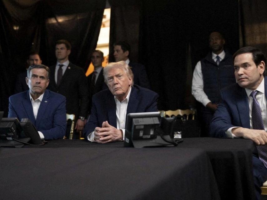De izquierda a derecha, el director de la CIA, John Ratcliffe; el presidente de Estados Unidos, Donald Trump; y el secretario de Estado, Marco Rubio, mientras observan la operación militar estadounidense en Venezuela desde el resort Mar a Lago de Trump , en Palm Beach (Florida).