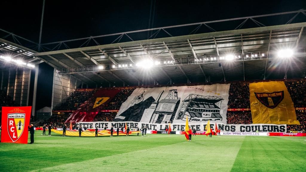 Tifo de la afición del RC Lens en un partido.