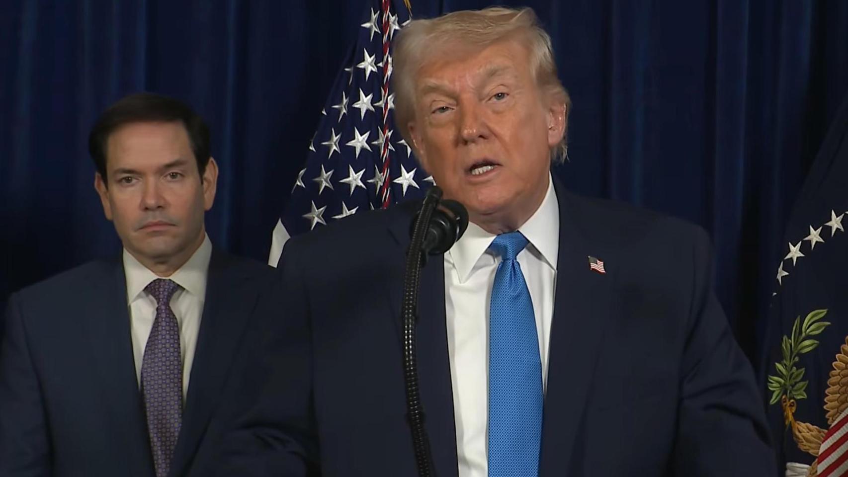 Donald Trump durante su rueda de prensa. Detrás, Marco Rubio.