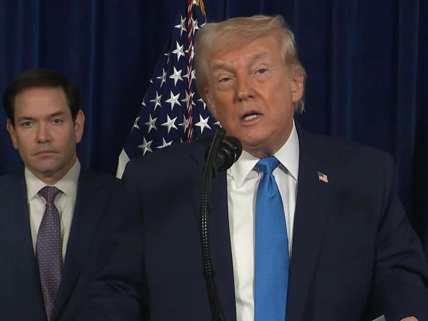 Donald Trump durante sua coletiva de imprensa. Atrás está Marco Rubio.