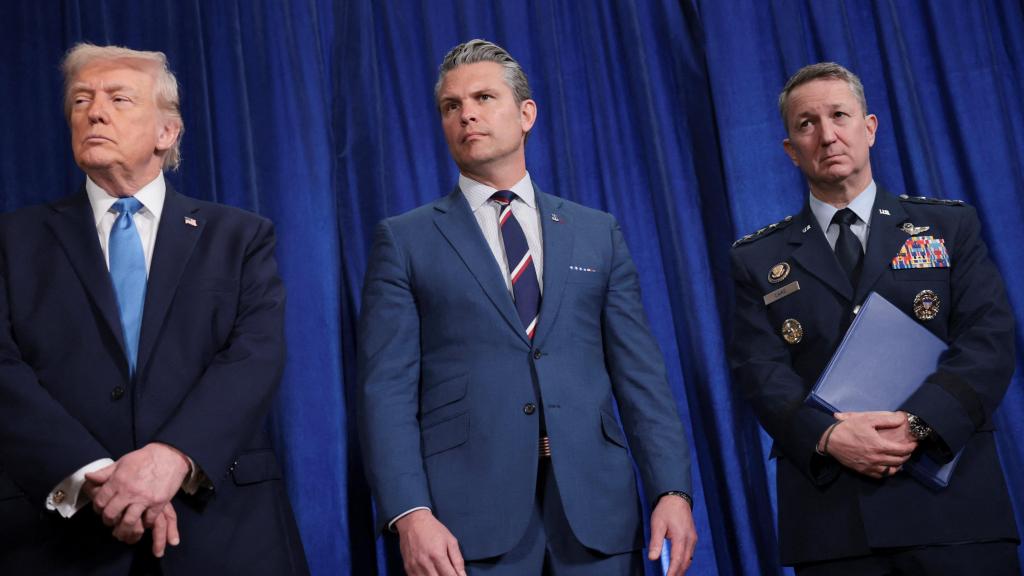 Donald Trump aparece junto al jefe del Pentágono, Pete Hegseth, y el jefe del Estado Mayor Conjunto, Dan Caine, en Mar-a-Lago.