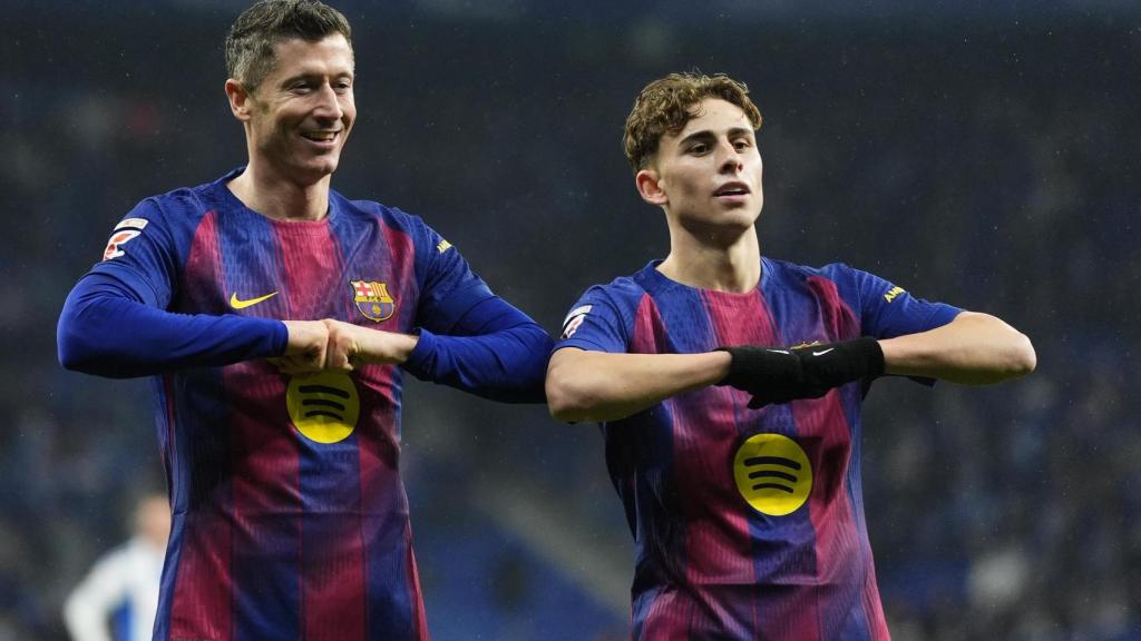 Lewandowski y Fermín López celebran el 0-2 ante el Espanyol.