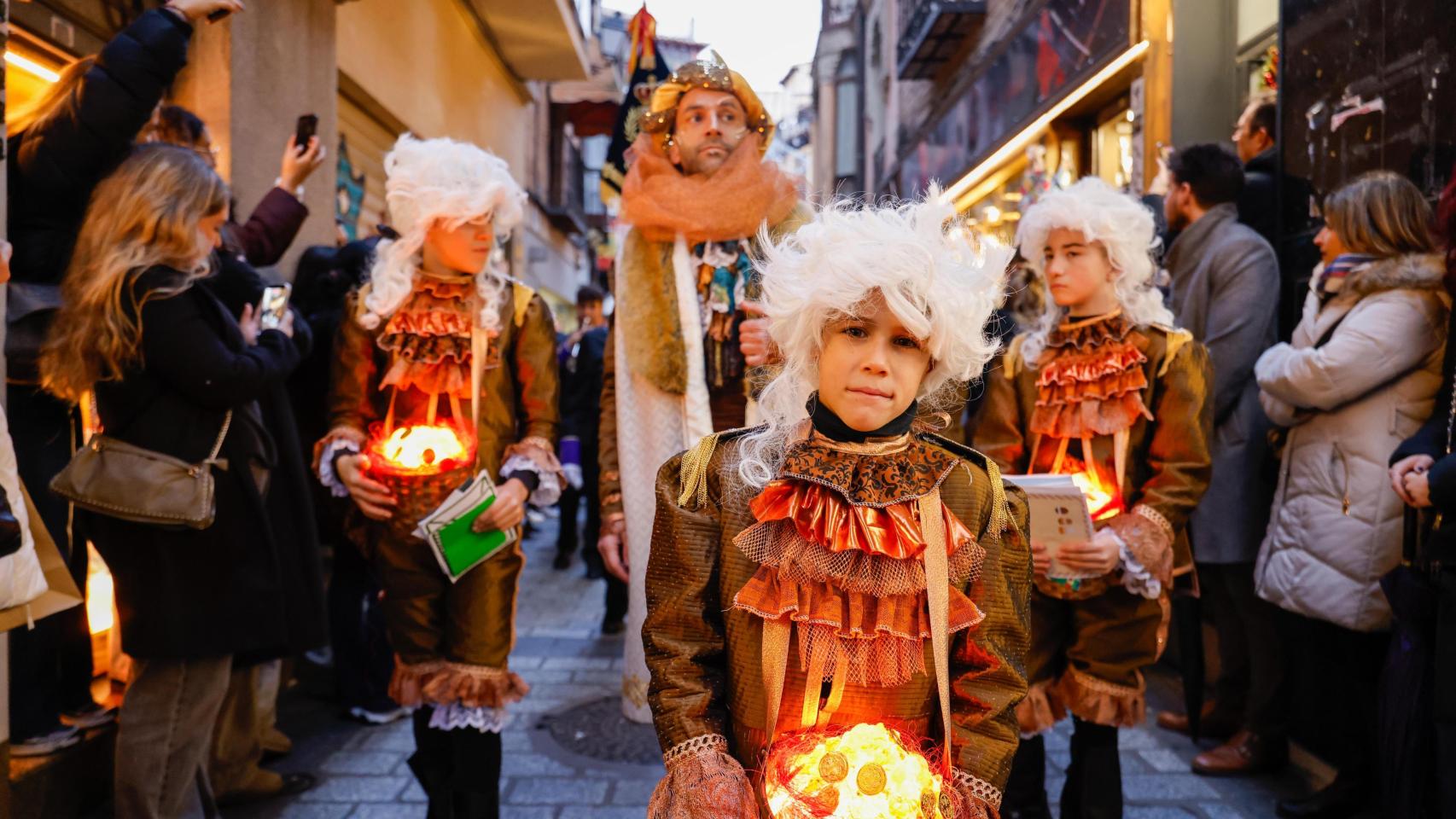 El Heraldo Real llena Toledo de ilusión y anuncia la llegada de los Reyes Magos: la mejores fotografías